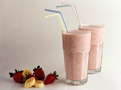 香蕉草莓果奶的做法_香蕉草莓果奶怎么做好吃