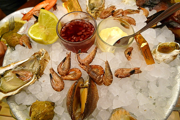 芒果削去外皮,将核取出,果肉切丁备用; 1, 锅中