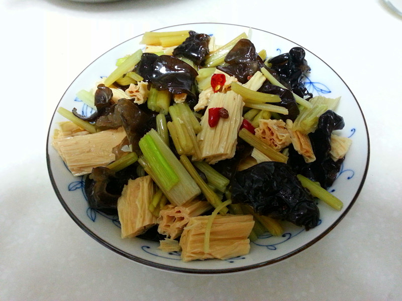 完美的三角之恋--香芹腐竹黑木耳的做法_完美的三角之恋--香芹腐竹黑木耳怎么做好吃【图文】_韩太的写食日志分享的完美的三角之恋--香芹腐竹黑木耳的家常做法 - 豆果网