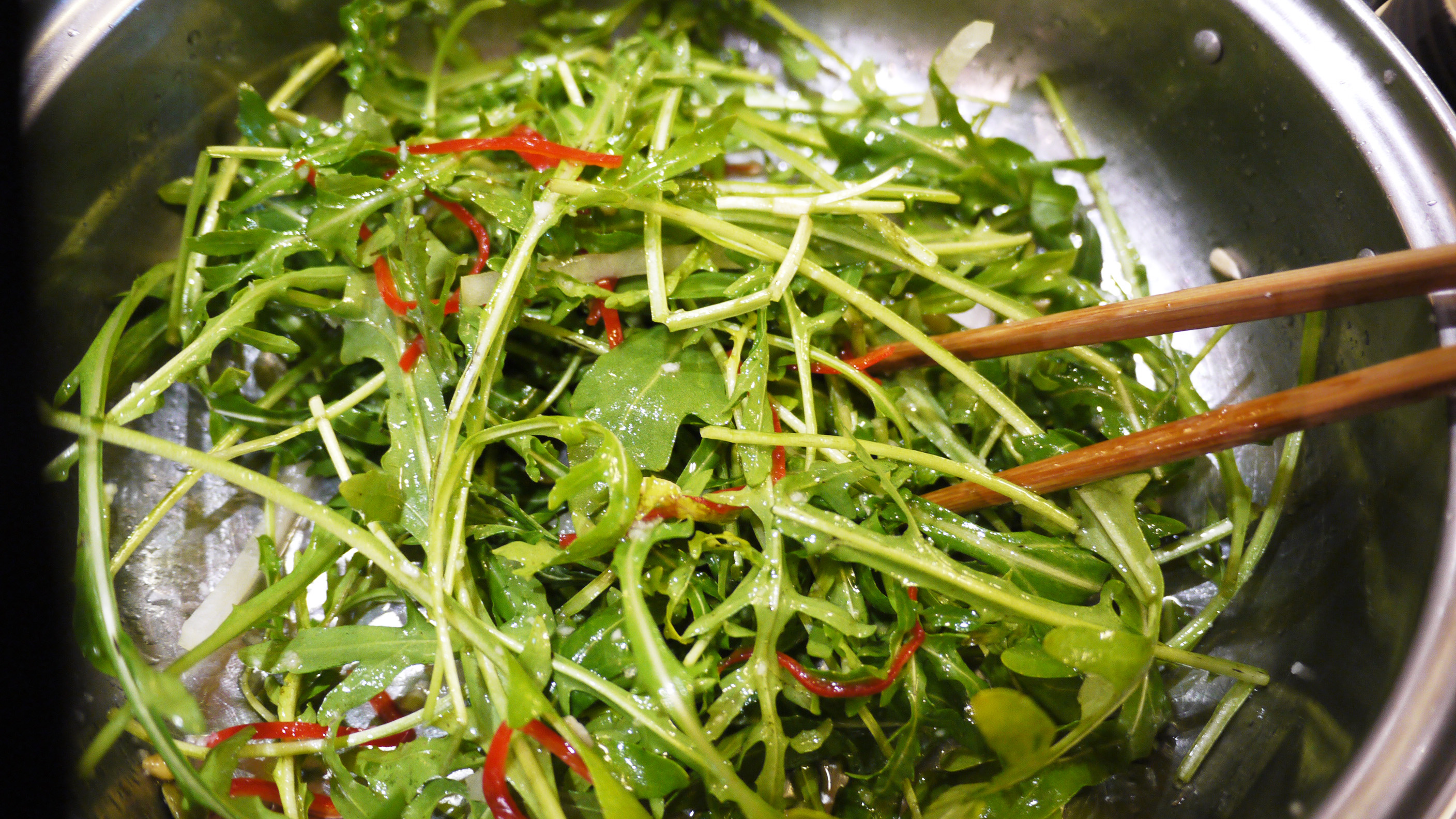 生核桃拌芝麻叶的制作步骤高清图片