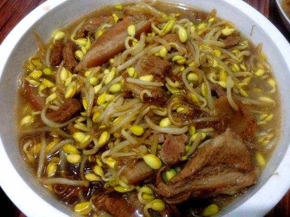 黄豆芽猪肉焖粉条_小小斗鱼的美食日记