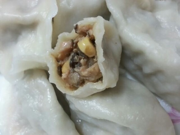 玉米香菇木耳肉肉馅儿滴饺子_蹇蕾的美食日记