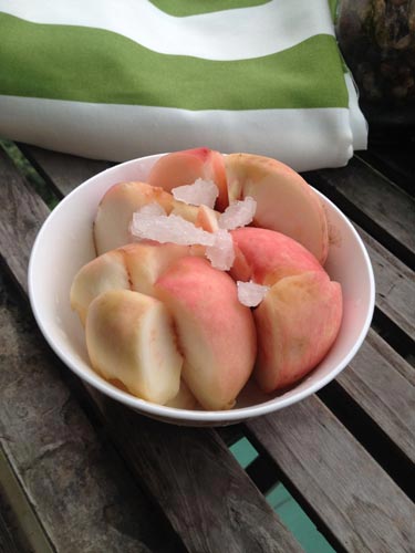 用料 桃子两个,冰糖几小块 做法 桃子切块去核,蒸20分钟出锅,糯软
