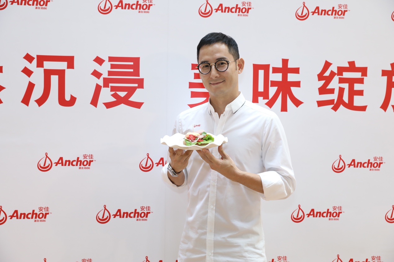 刘一帆亮相安佳体验馆,分享厨艺真谛