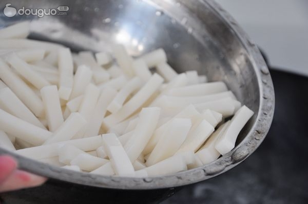 入春后,天气还是一下子冷一下子热。这种天气也间接影响了我们滴食欲及下厨滴念头。为了迎合这种天气,有着多年下厨经验的我也有了应对方式。 什么方式,那就是一锅煮。配料加主料做出来的成品即可当菜也可当主食。送上今天的这款猪肝蛋丝汤年糕先。 鸡蛋是极常面的食材。我们只知道它是有营养的。可是它的营养到底在哪里呢。好学的我为大家找到了以下的解答。蛋白是壳下皮内半流动的胶状物质,体积约占全蛋的57%-58.